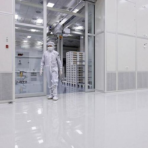 Nhân viên di chuyển trên sàn phòng sạch được phủ bóng chống tĩnh điện